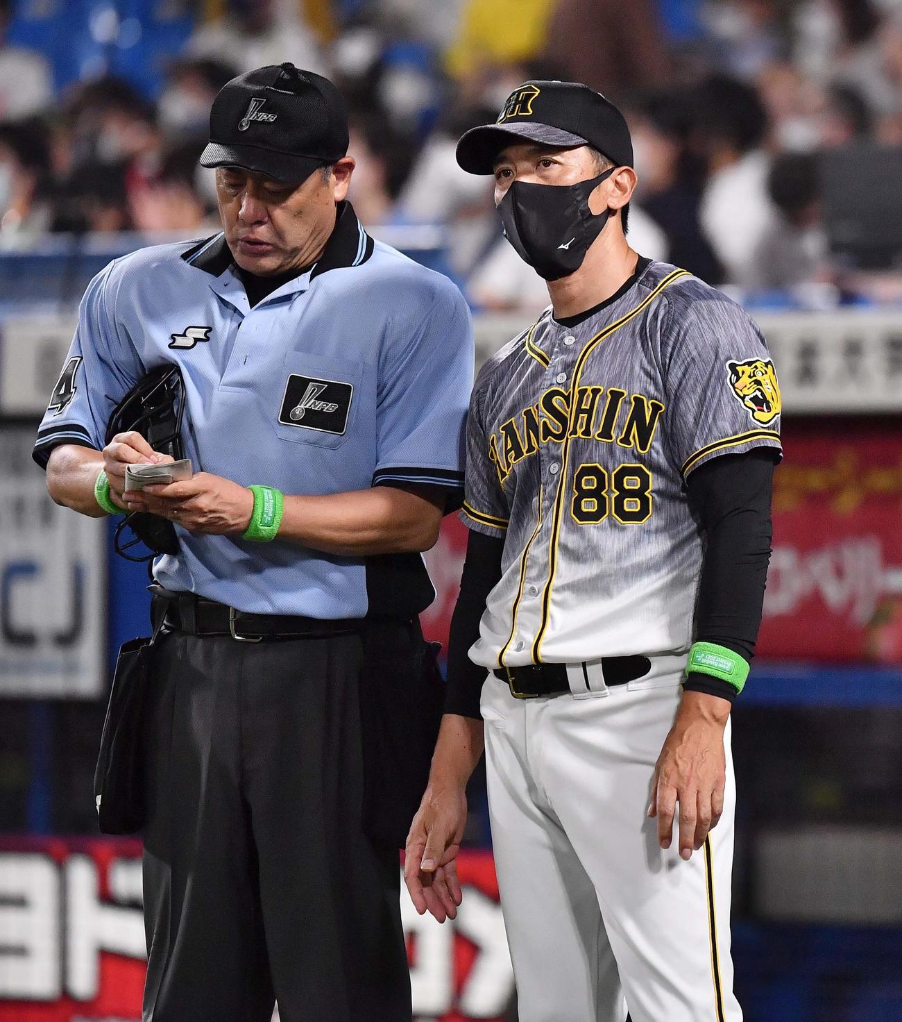 ヤクルト対阪神　8回、選手交代を告げる矢野監督（撮影・上田博志）