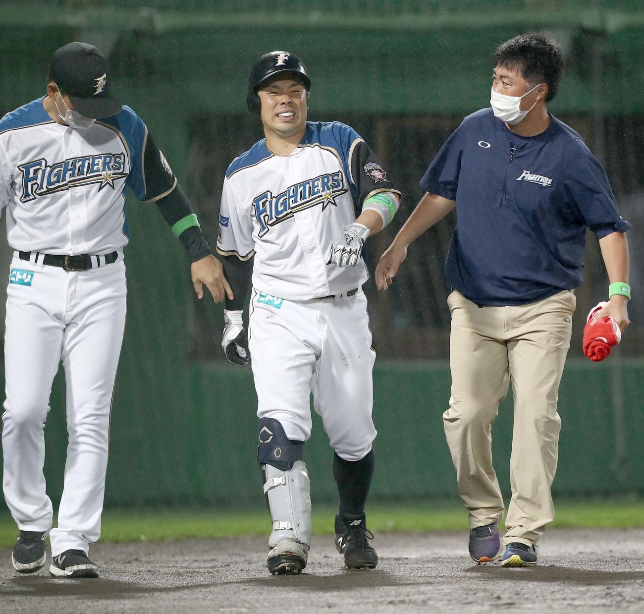 日本ハム対西武　8回裏日本ハム1死一、二塁、死球をうけ顔をしかめる近藤（撮影・黒川智章）