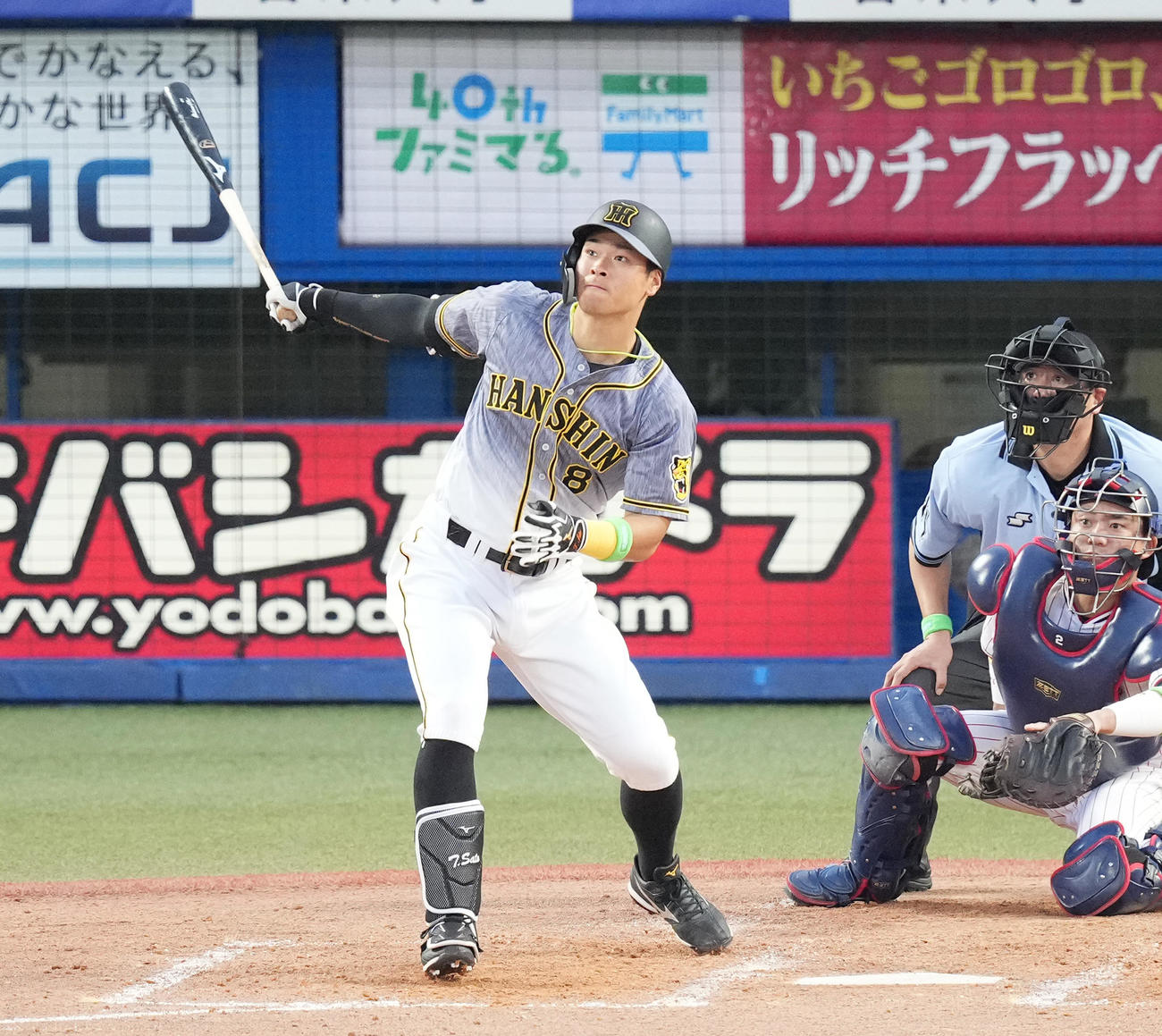 ヤクルト対阪神　4回表阪神無死一塁、右越え2点本塁打を放つ佐藤輝（撮影・菅敏）