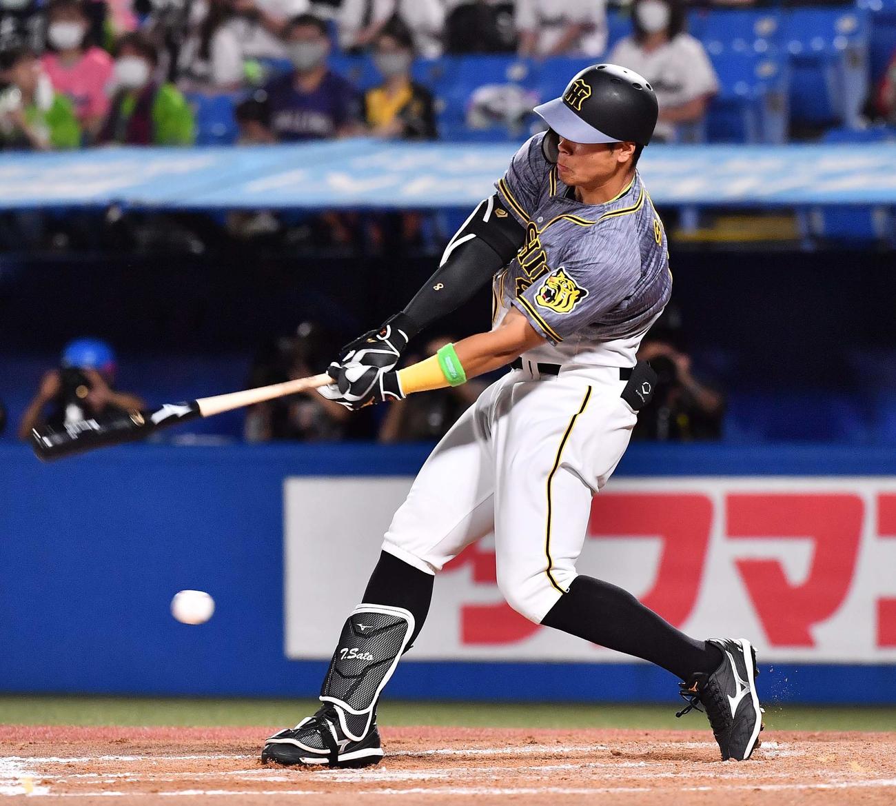 ヤクルト対阪神　8回表阪神無死、三振に倒れる佐藤輝（撮影・上田博志）