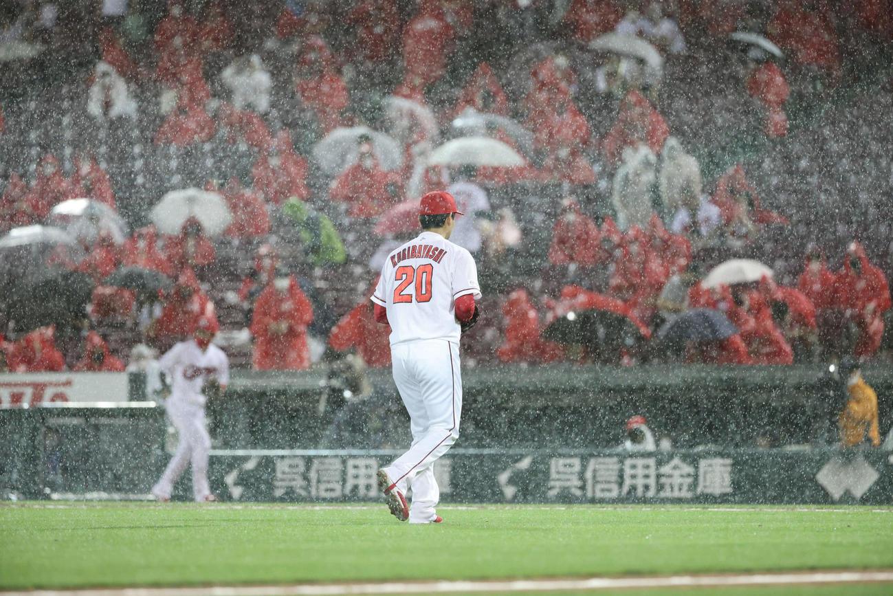 広島対DeNA 9回表DeNA、広島の守護神栗林が出てきたところで、豪雨のため試合が中断（撮影・加藤孝規）