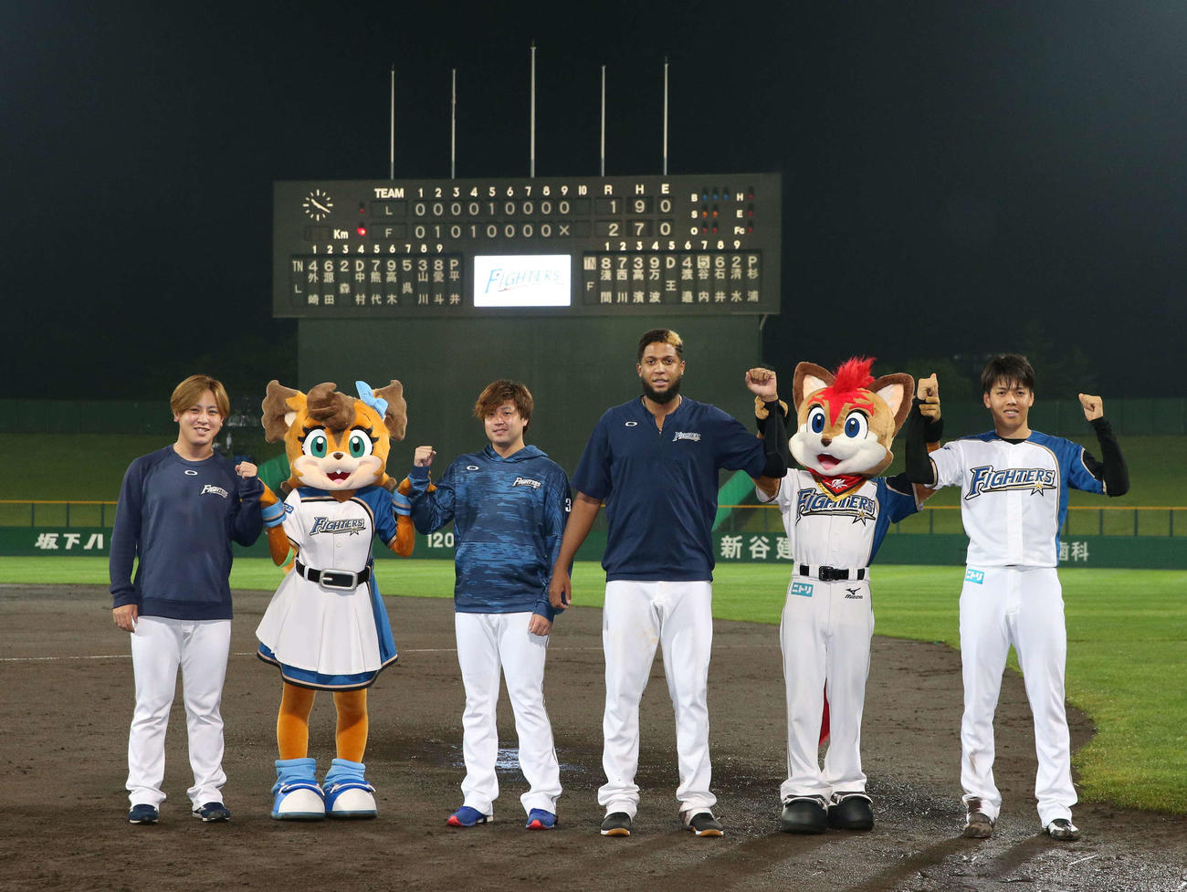 日本ハム対西武　試合後、笑顔でガッツポーズする、左から河野、堀、B・ロドリゲス、杉浦（撮影・黒川智章）