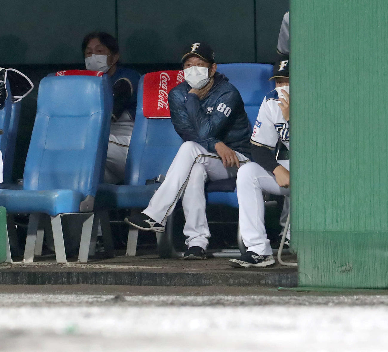 日本ハム対西武　雨のため試合が一時中断しベンチで待機する日本ハム栗山監督（撮影・佐藤翔太）