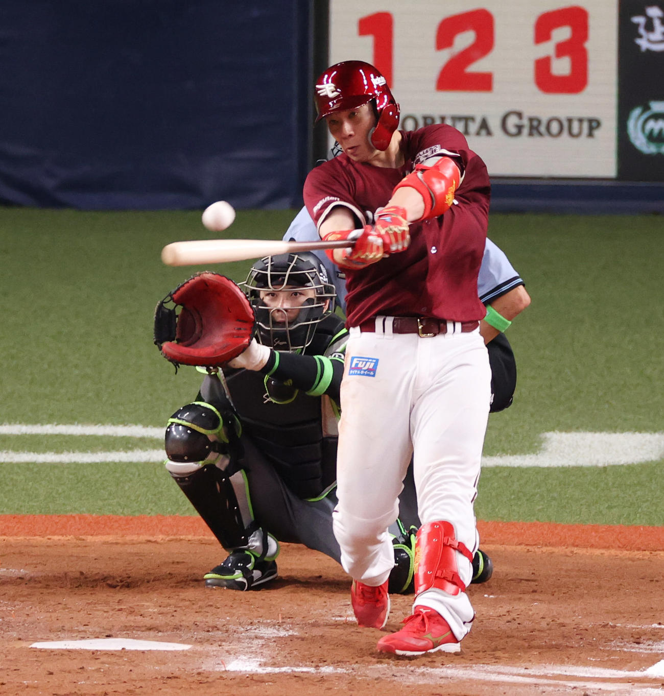 オリックス対楽天　7回表楽天2死、左前打を放つ炭谷（撮影・清水貴仁）