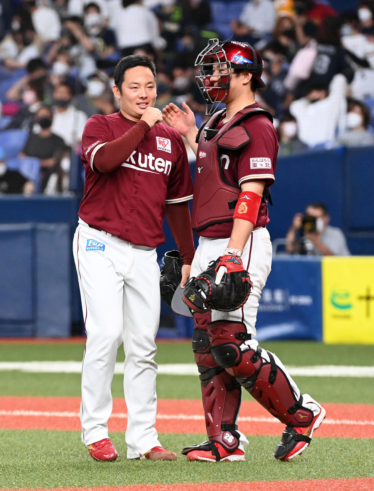オリックス対楽天　9回、オリックス打線を抑え炭谷（右）とグータッチの松井（撮影・前岡正明）