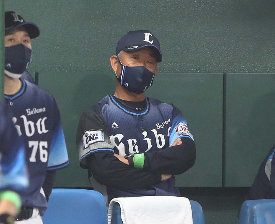 日本ハム対西武　ベンチで渋い表情の辻監督（撮影・黒川智章）