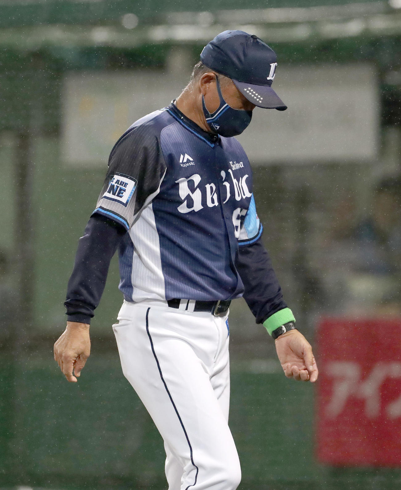 日本ハム対西武　選手交代を告げベンチに戻る西武辻監督（撮影・佐藤翔太）