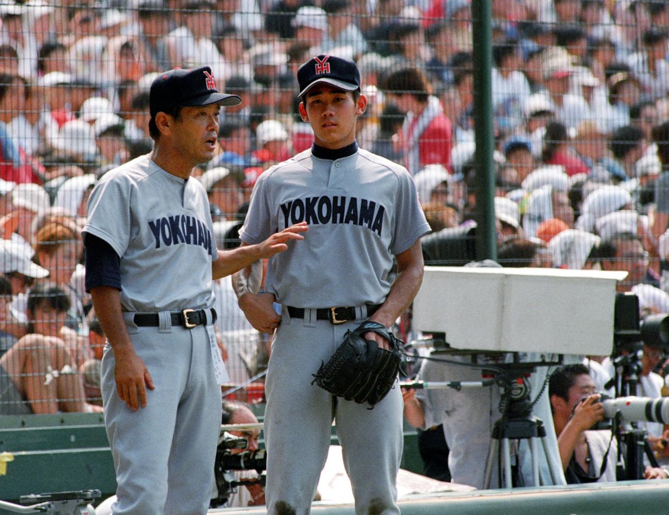98年8月、全国高校野球選手権の準々決勝・PL学園戦で横浜・渡辺監督（左）の指示を聞く松坂