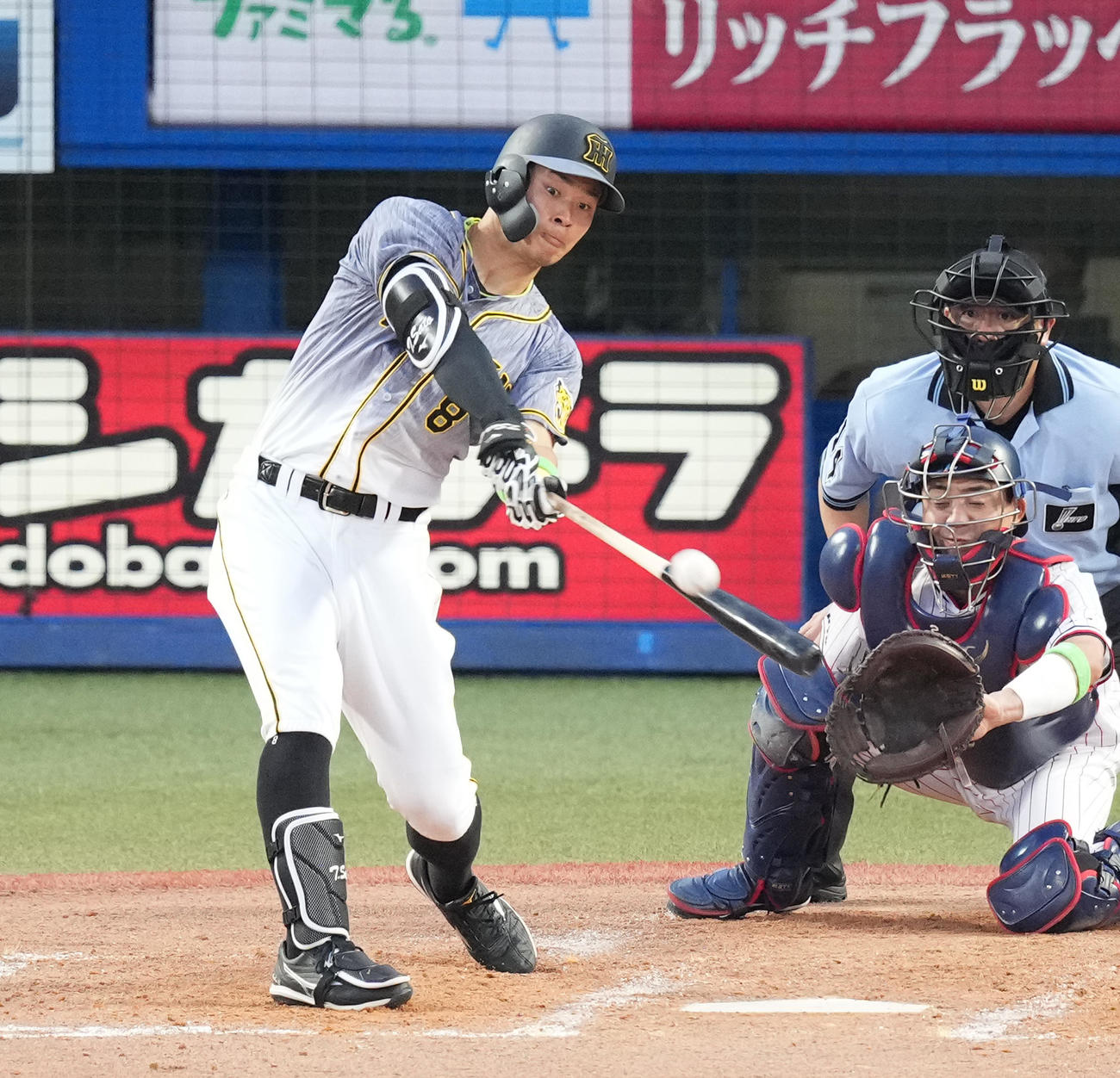ヤクルト対阪神　4回表阪神無死一塁、右越え2点本塁打を放つ佐藤輝（撮影・菅敏）