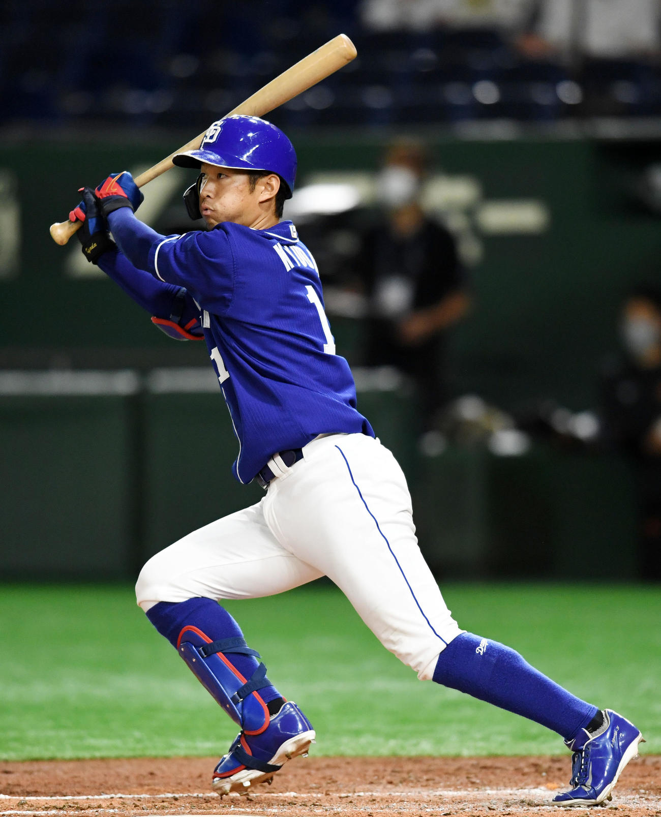 巨人対中日　3回表中日1死二塁、左前適時打を放つ京田（撮影・横山健太）