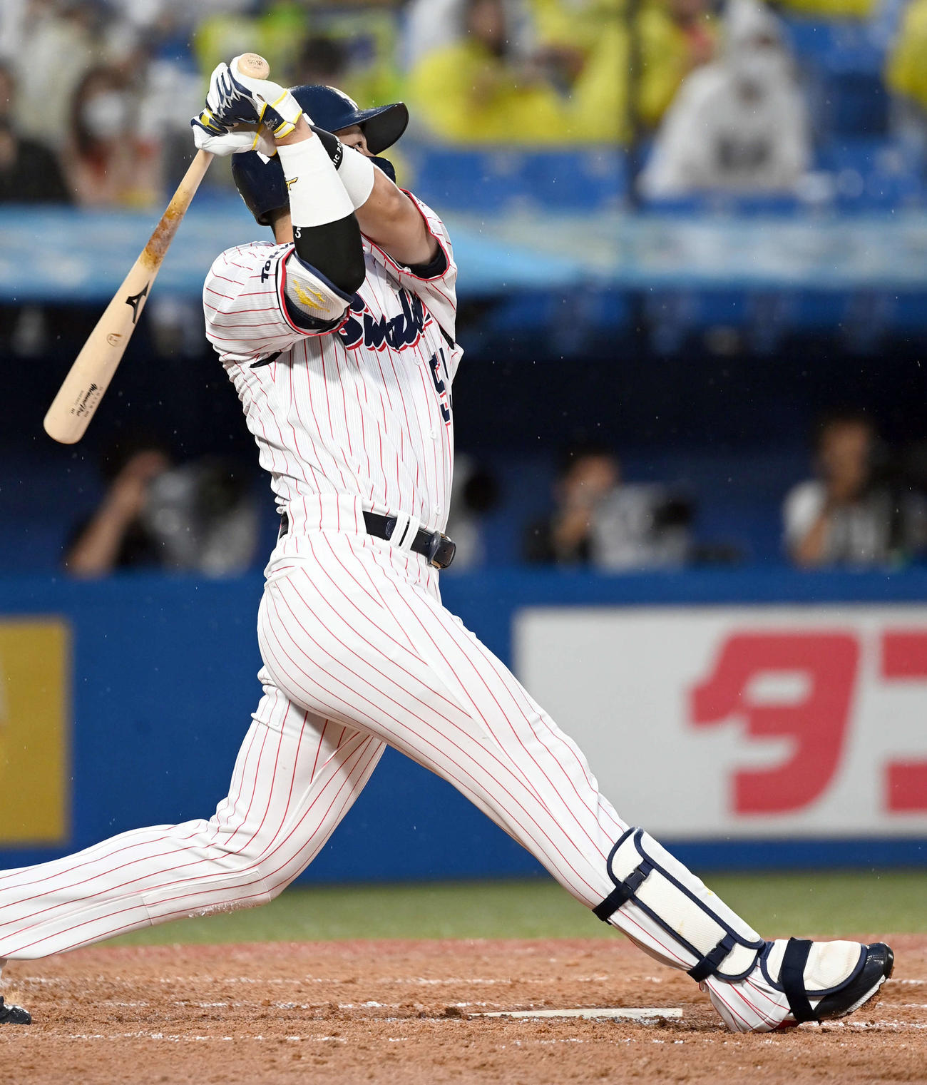 ヤクルト対阪神　4回裏ヤクルト無死二塁、右フェンス直撃の適時二塁打を放つ村上（撮影・たえ見朱実）