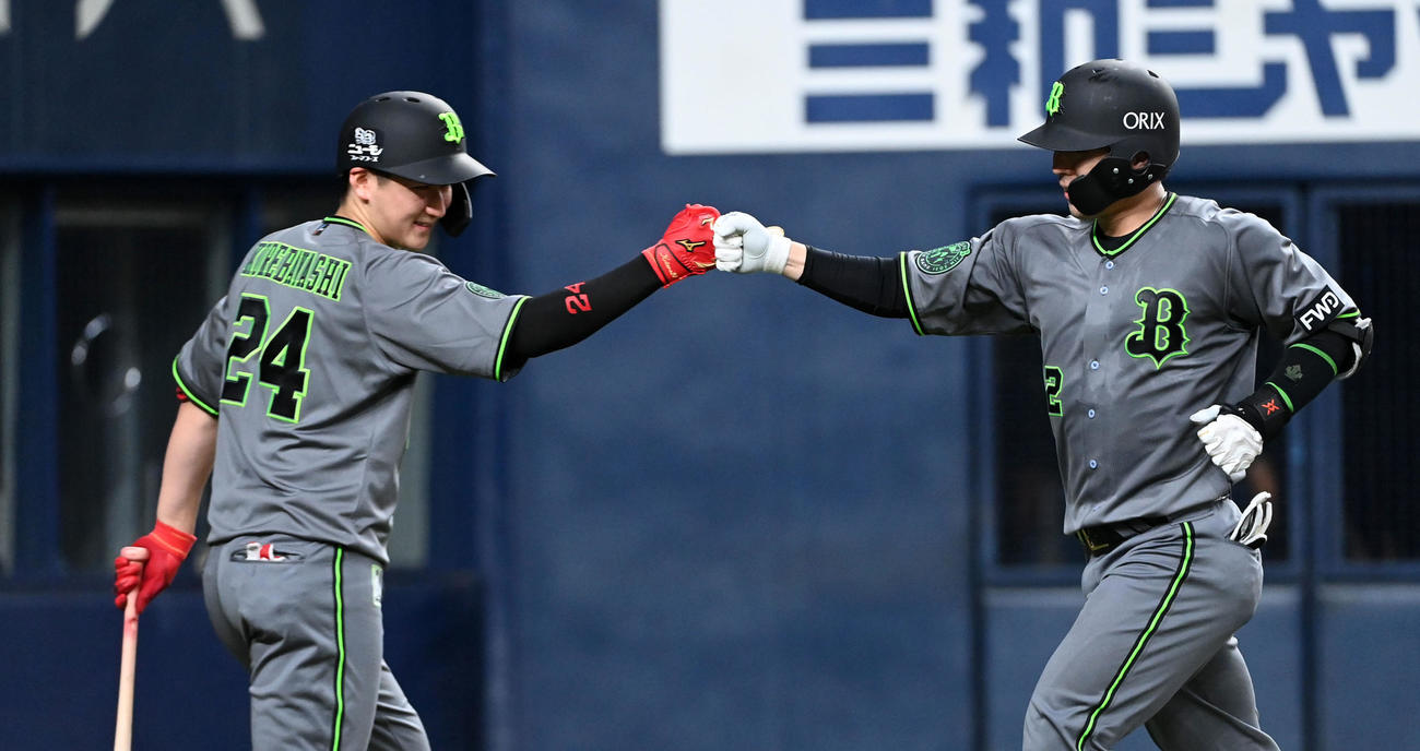 オリックス対楽天　5回裏オリックス無死、若月（右）は先制の左越え本塁打を放ち紅林の祝福を受ける（撮影・前岡正明）