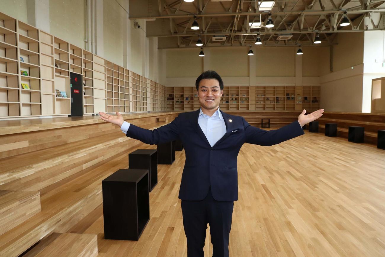 田中学園立命館慶祥小学校のホール型ライブラリーを披露する田中理事長（撮影・黒川智章）