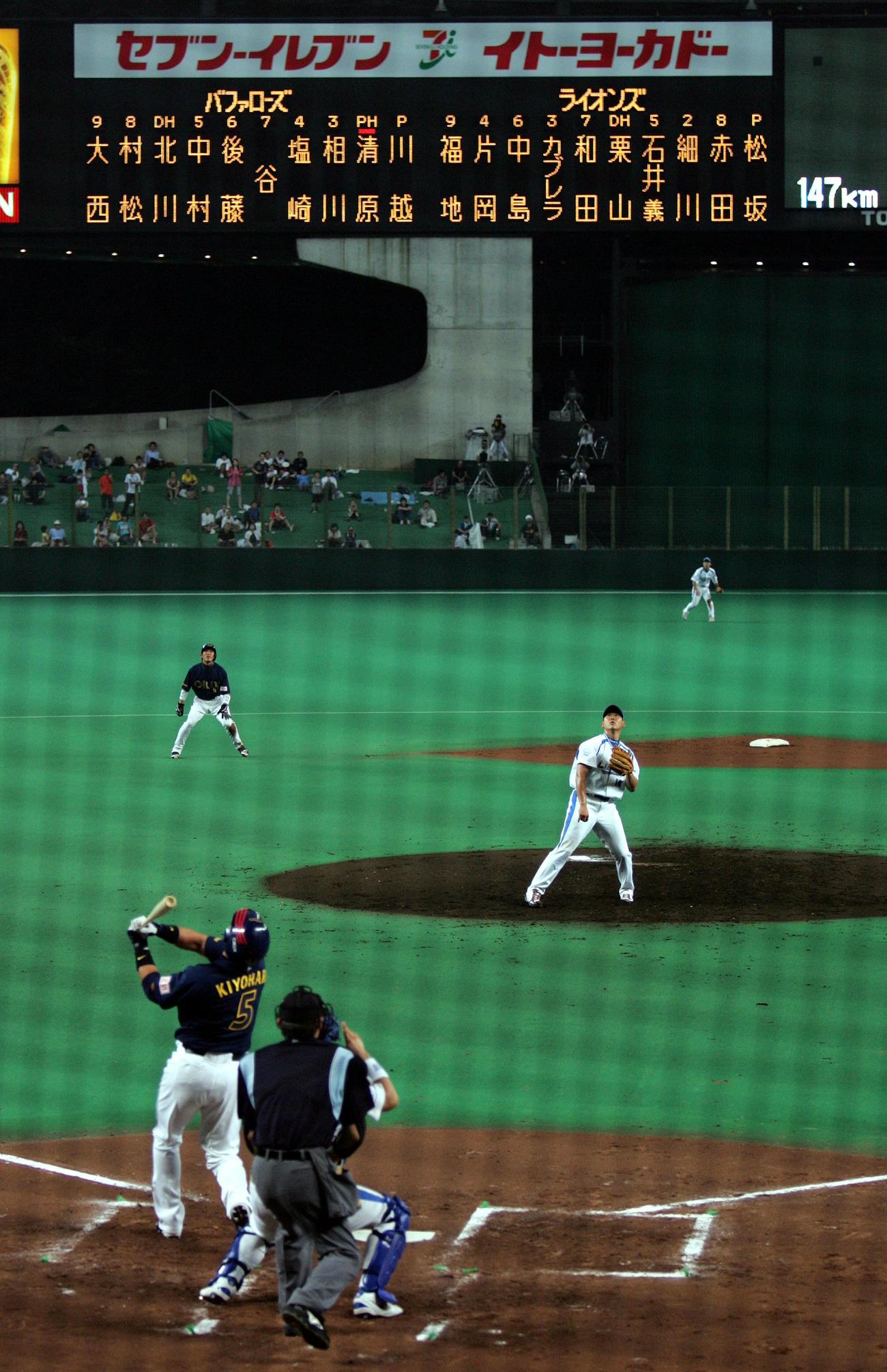 西武対オリックス 7回表オリックス1死二塁、松坂大輔は147キロの直球で代打清原和博を捕邪飛に仕留める（2006年7月26日）