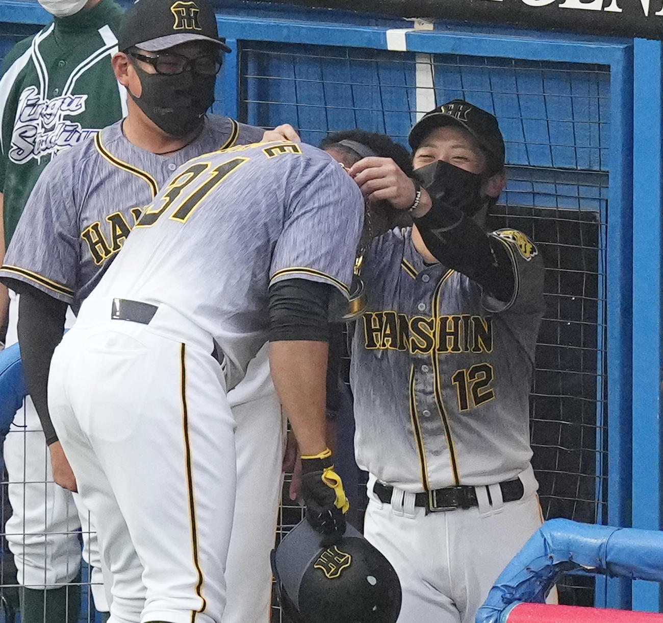 ヤクルト対阪神　2回表阪神無死、左越えに先制の本塁打を放ったマルテは、ベンチでメダルをかけてもらう（撮影・菅敏）