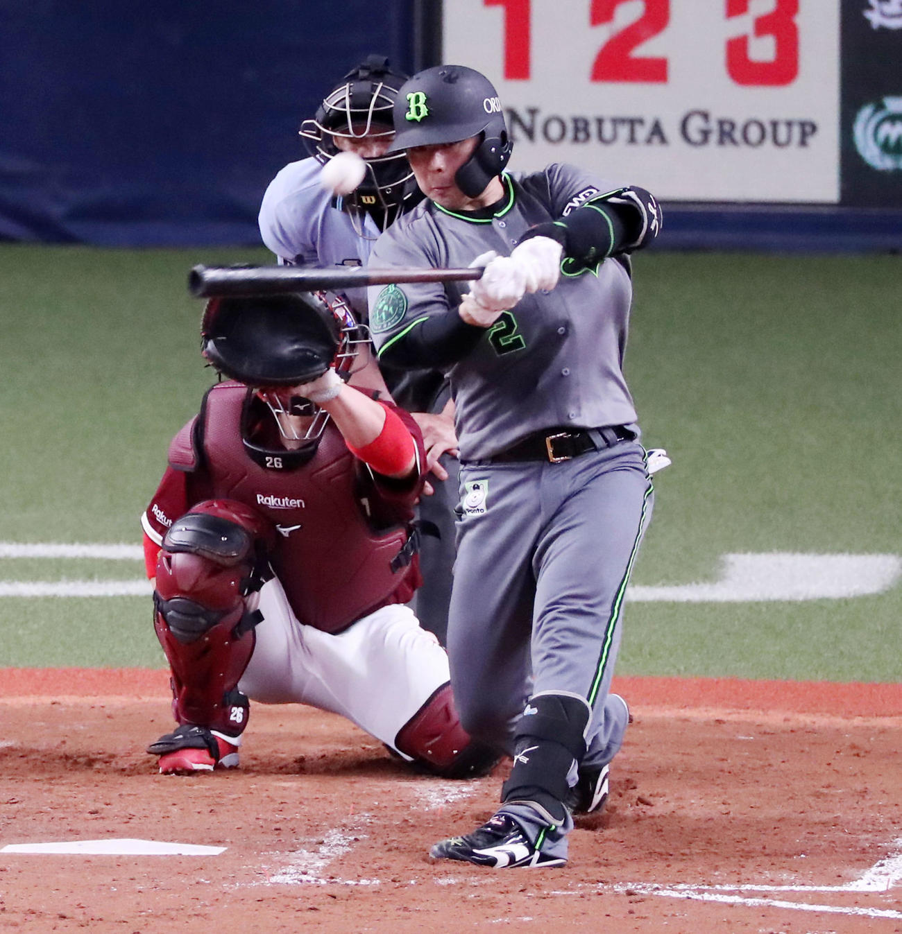 オリックス対楽天　5回裏オリックス無死、若月は左越え本塁打を放つ（撮影・加藤哉）