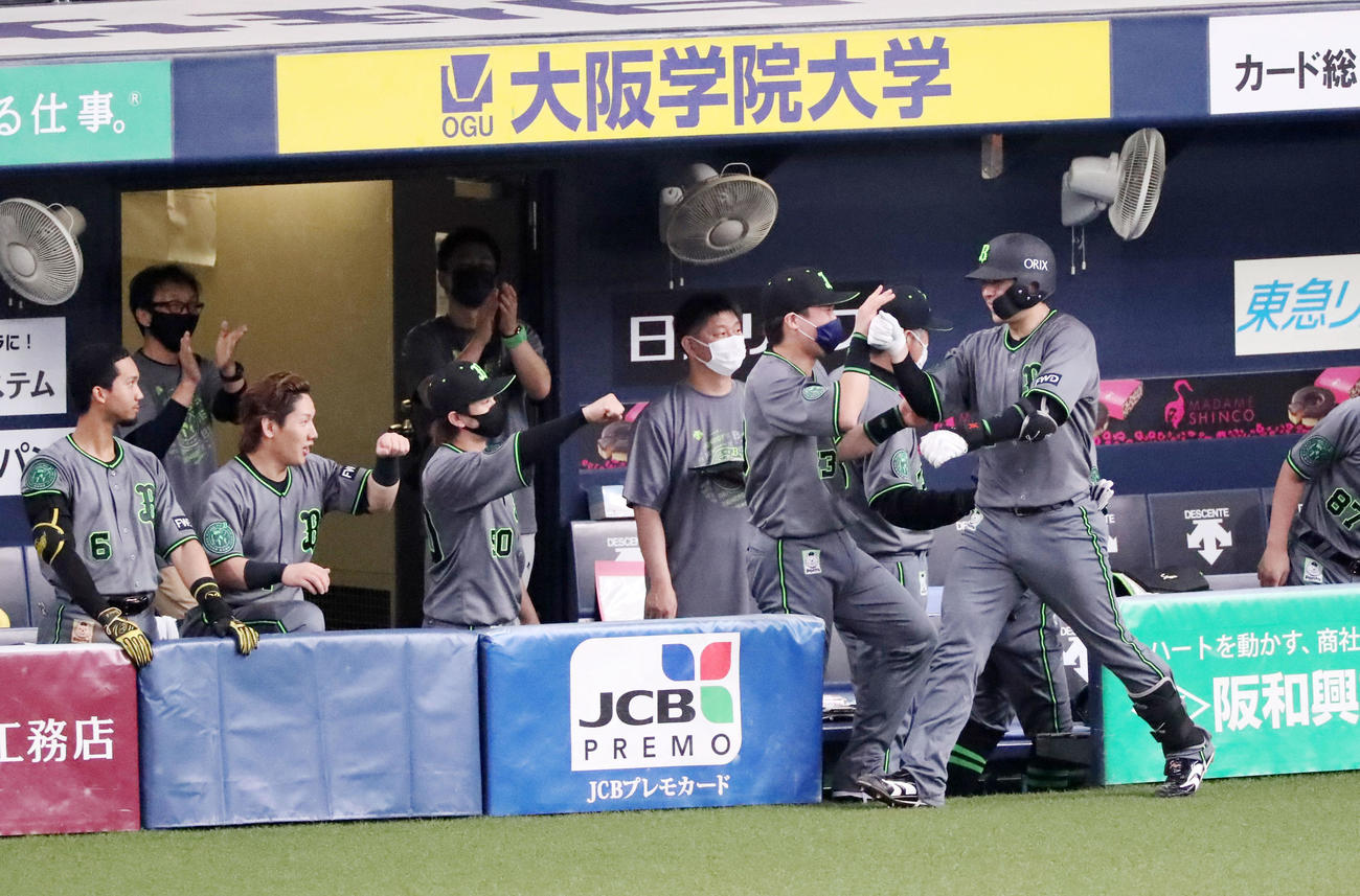 オリックス対楽天　5回裏オリックス無死、左越え本塁打を放った若月はベンチのナインとタッチする（撮影・加藤哉）