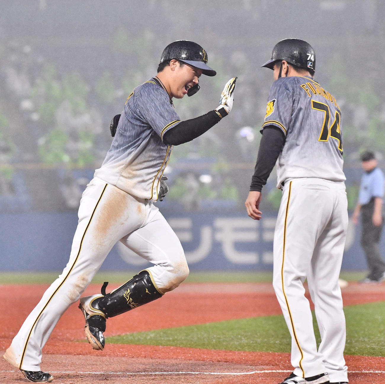 ヤクルト対阪神　8回表阪神2死二、三塁、右中間へ勝ち越し3点本塁打を放ち藤本敦士コーチと笑顔でハイタッチする大山悠輔（撮影・上田博志）