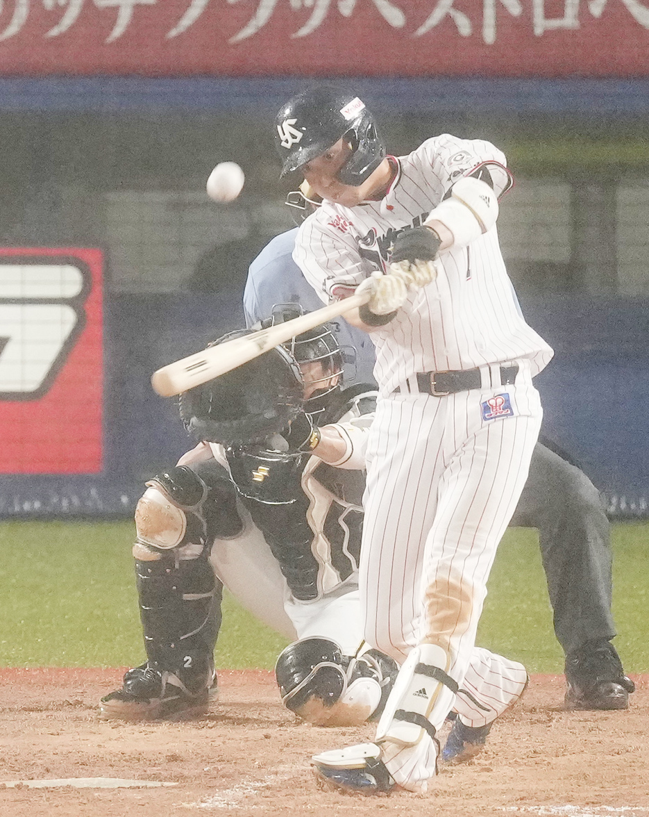 ヤクルト対阪神　8回裏ヤクルト無死、左越えに2点本塁打を放つ山田（撮影・菅敏）