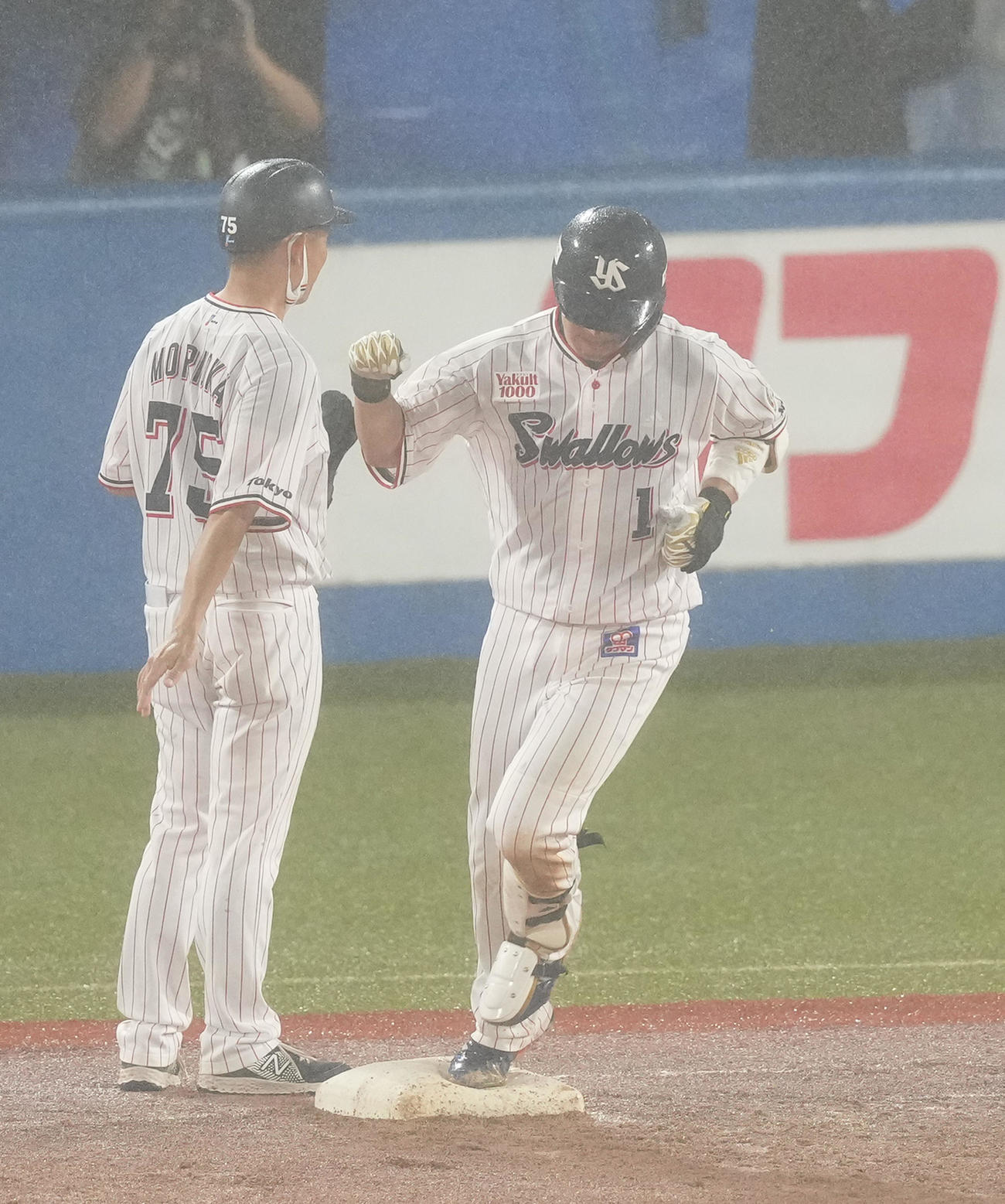 ヤクルト対阪神　8回裏ヤクルト無死、左越えに2点本塁打を放ち、ガッツポーズを見せる山田（撮影・菅敏）