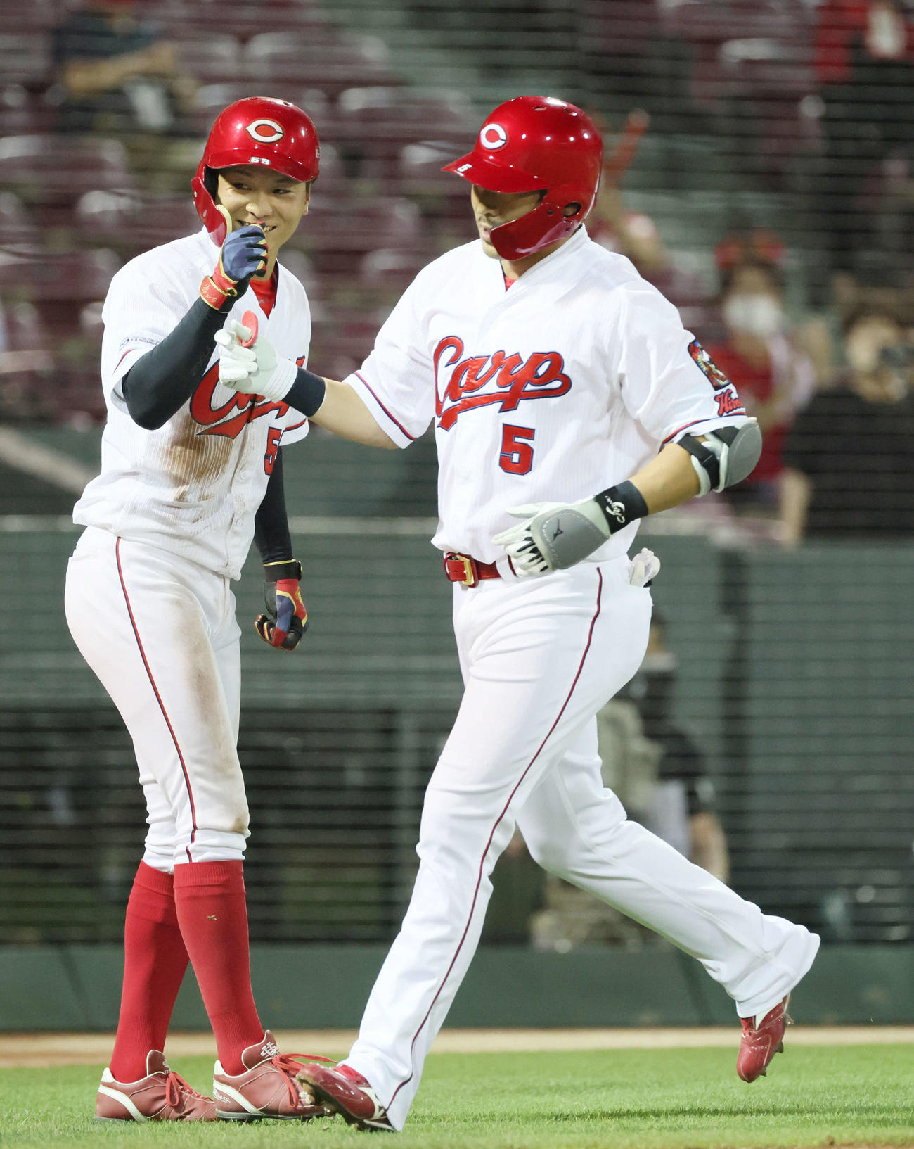 広島対DeNA 8回裏広島2死二塁、代打の長野は勝ち越しの左越え2点本塁打を放ちナインに迎えられる（撮影・加藤孝規）