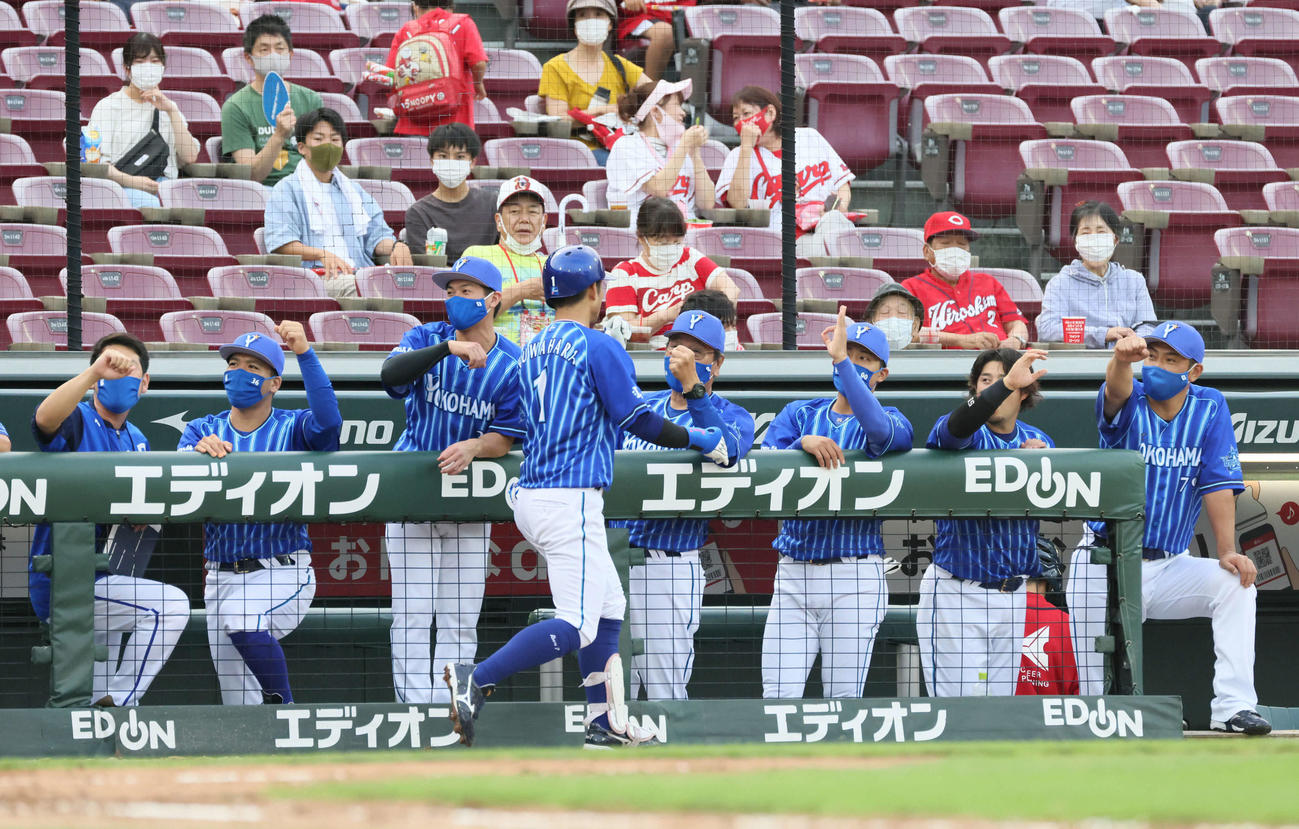 広島対DeNA 2回表DeNA2死二、三塁、先制の左越え3点本塁打を放った桑原を迎えるナイン（撮影・加藤孝規）