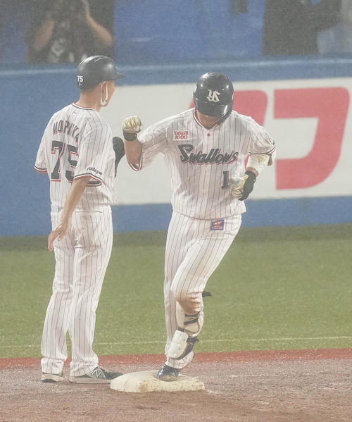 ヤクルト対阪神　8回裏ヤクルト無死、左越えに2点本塁打を放ち、ガッツポーズを見せる山田（撮影・菅敏）
