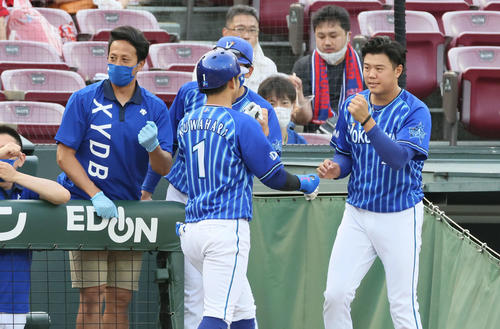 広島対DeNA 2回表DeNA2死二、三塁、先制の左越え3点本塁打を放った桑原を迎える上茶谷（右）（撮影・加藤孝規）