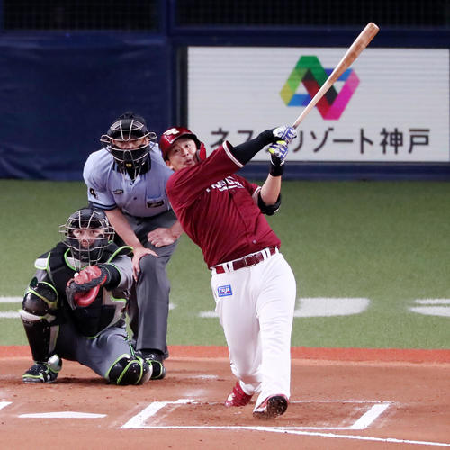 オリックス対楽天　6回表楽天無死、浅村は中越え本塁打を放つ（撮影・加藤哉）