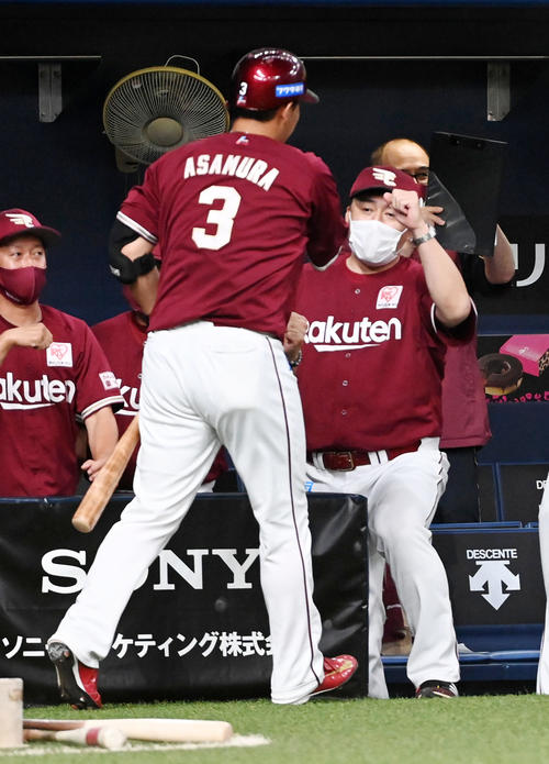オリックス対楽天　6回表楽天無死、中越え本塁打を放った浅村（左）を迎える石井監督（撮影・前岡正明）