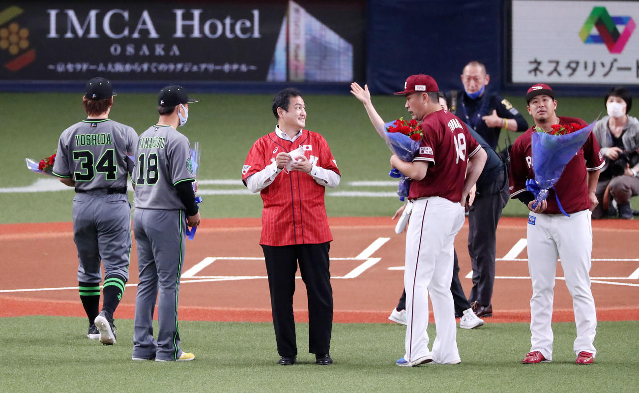 オリックス対楽天　五輪代表壮行会で田中将（右）ら選出選手に花束を贈った杉浦正則氏。左端は吉田正、左から2人目は山本。右端は浅村（撮影・加藤哉）