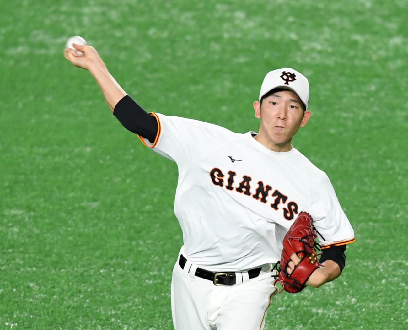 キャッチボールをする巨人戸郷（撮影・横山健太）