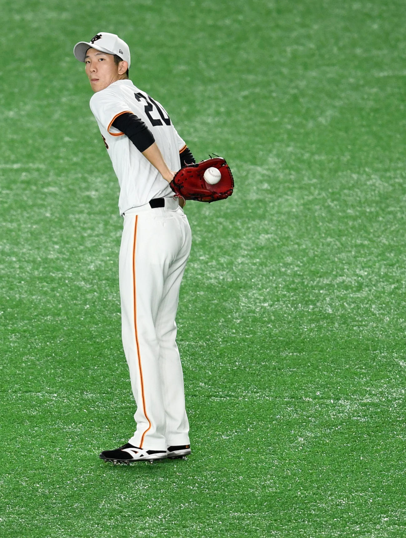 背面キャッチをする巨人戸郷（撮影・横山健太）