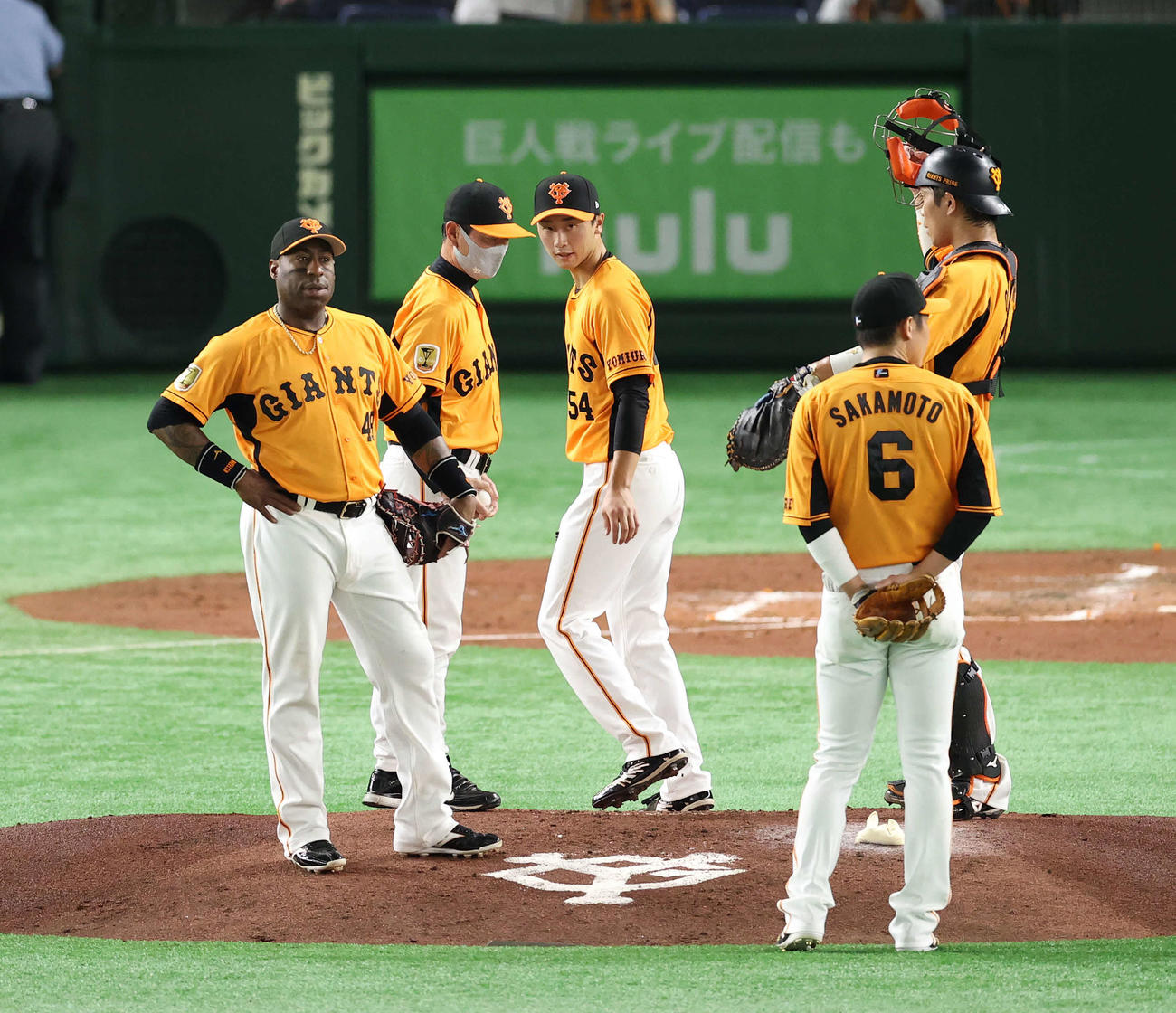 巨人対中日　3回表中日2死一塁、降板となる直江（中央）（撮影・河野匠）