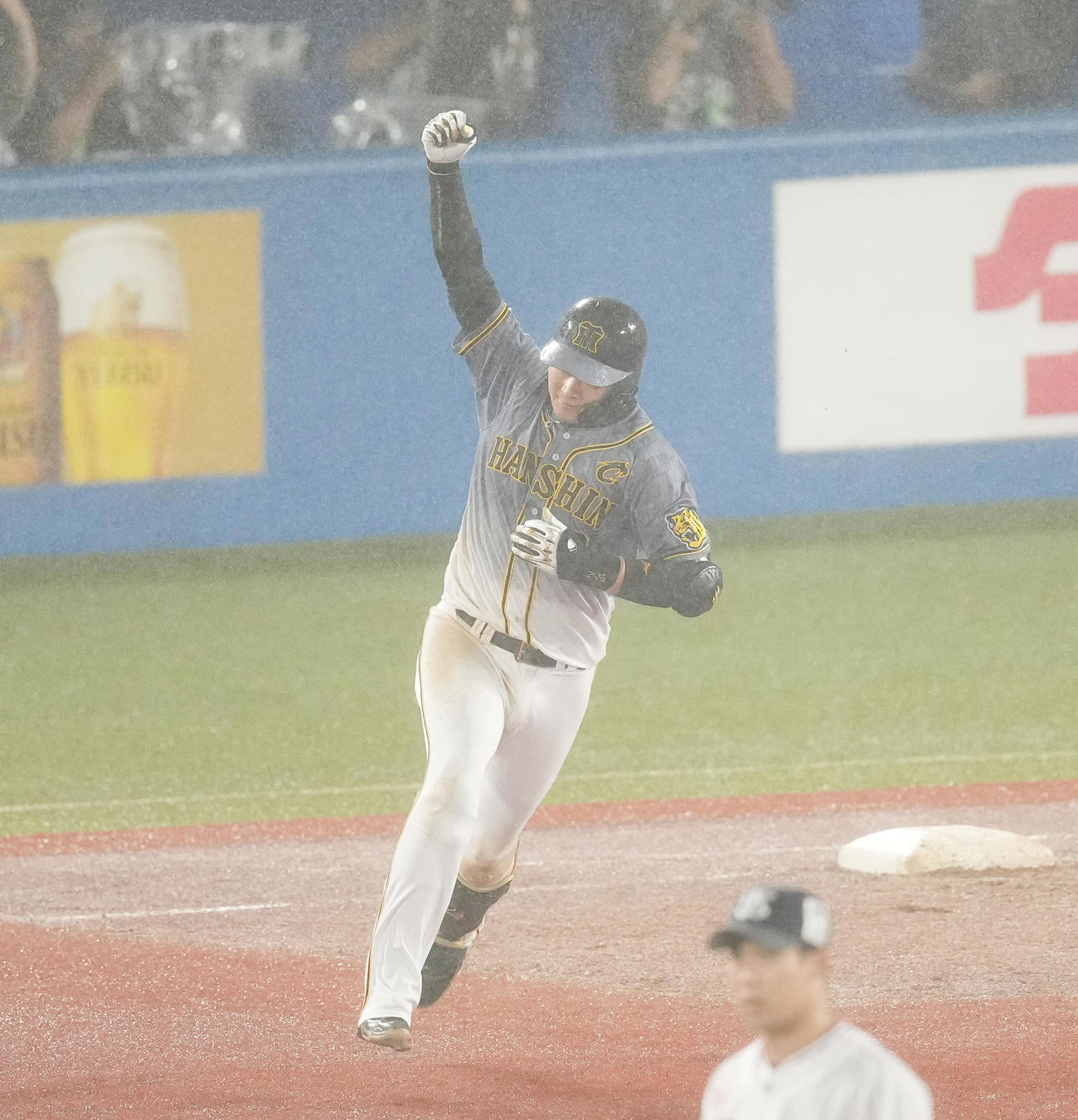 ヤクルト対阪神　8回表阪神2死一、三塁、右越えに勝ち越しの3点本塁打を放ち、ガッツポーズを見せる大山（撮影・菅敏）