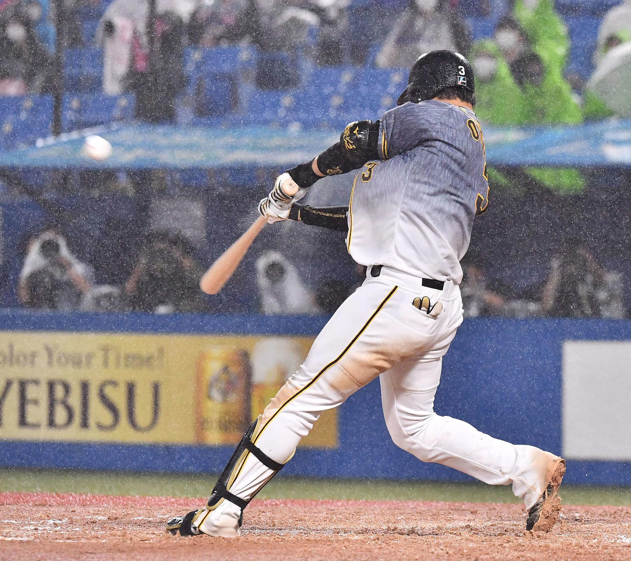 ヤクルト対阪神　8回表阪神2死二、三塁、右中間へ勝ち越し3点本塁打を放つ大山悠輔（撮影・上田博