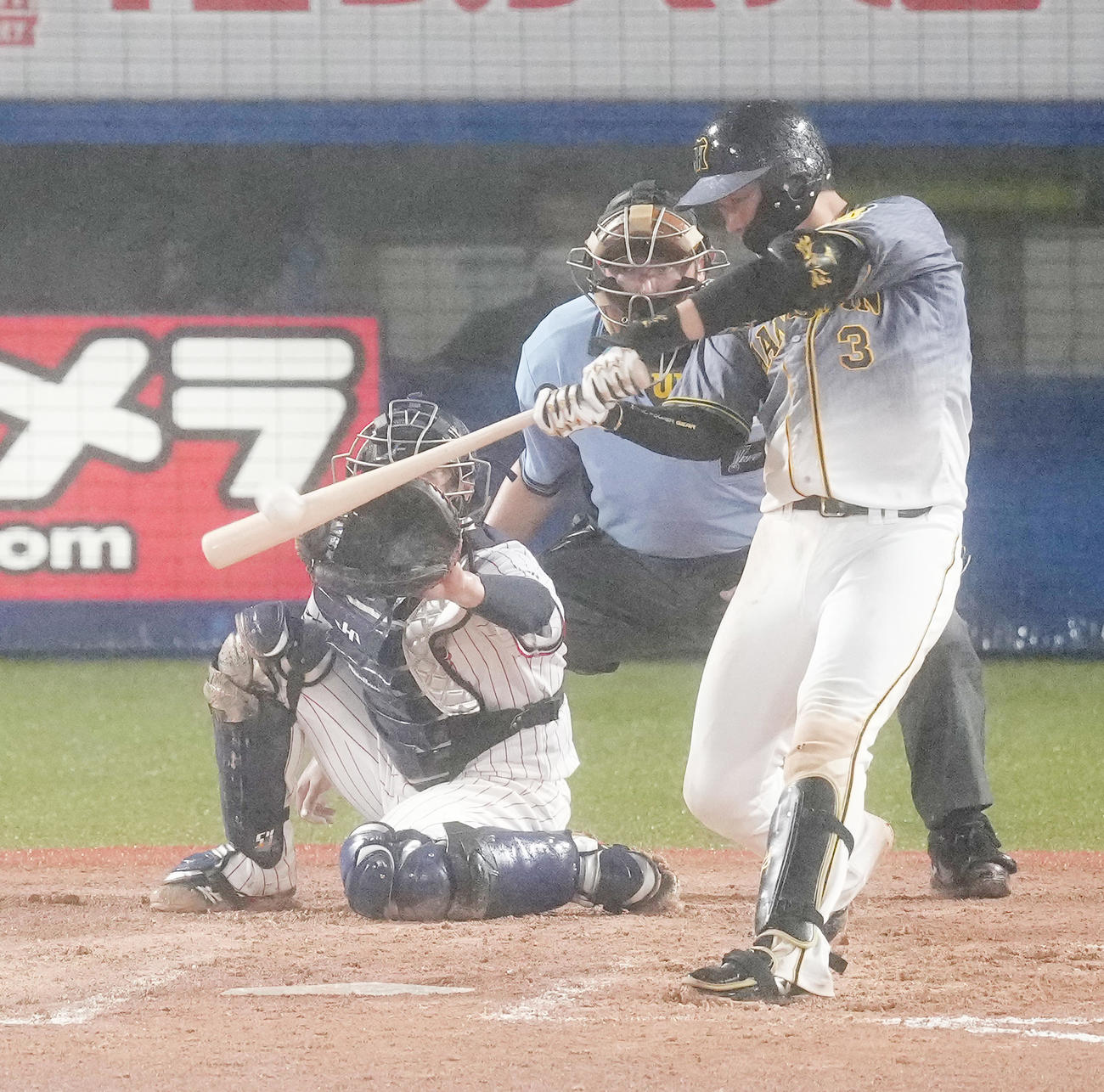 ヤクルト対阪神　8回表阪神2死一、三塁、右越えに勝ち越しの3点本塁打を放つ大山（撮影・菅敏）