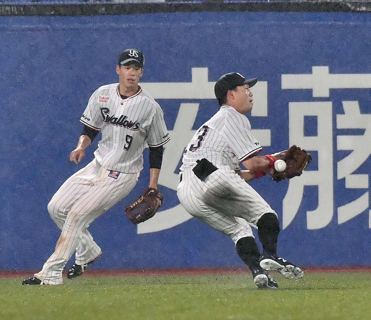 ヤクルト対阪神　8回表阪神無死、青木は糸原の打球を落球する（撮影・上田博志）