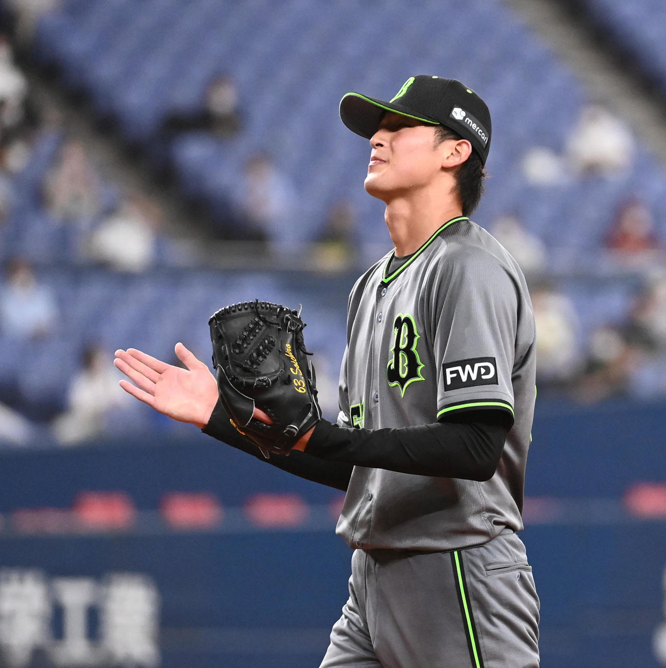 オリックス対楽天　5回、鈴木を遊ゴロ併殺に打ち取りグラブをたたく山崎颯（撮影・前岡正明）
