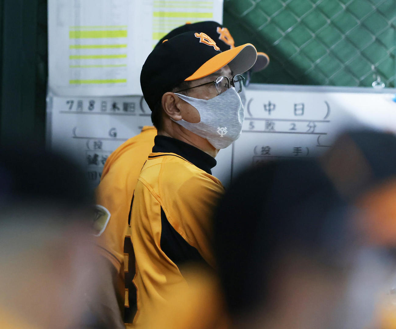 巨人対中日　厳しい表情で戦況を見つめる巨人原監督（撮影・足立雅史）