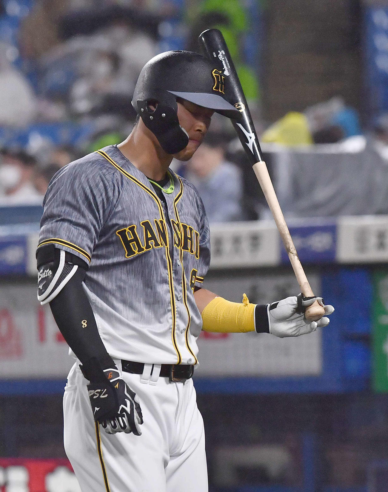 ヤクルト対阪神　6回表阪神1死一塁、三振に倒れる佐藤輝（撮影・上田博志）