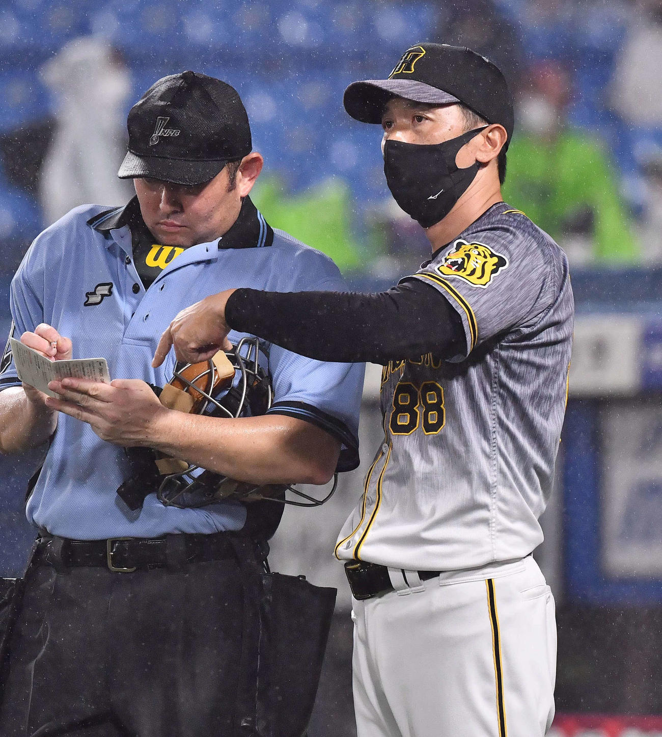 ヤクルト対阪神　選手交代を告げる矢野監督（撮影・上田博志）