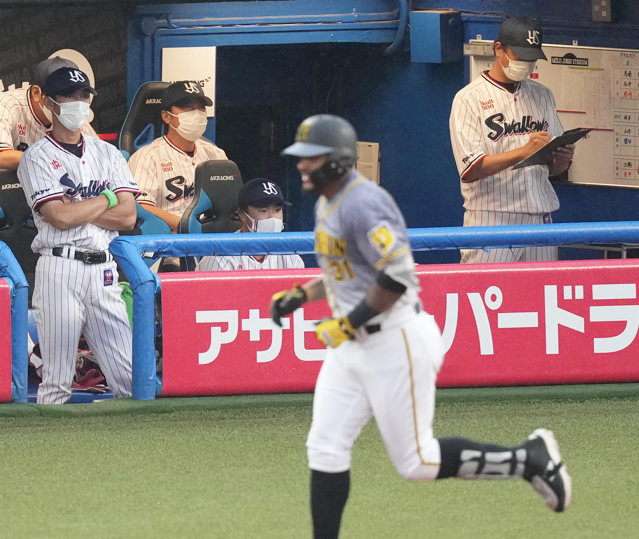 ヤクルト対阪神　2回表阪神無死、先制の本塁打を放ったマルテ（手前）を見つめる高津監督（撮影・菅敏）