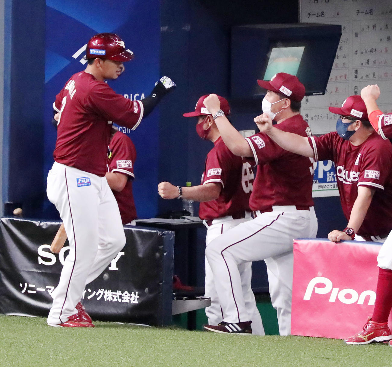 オリックス対楽天　6回表楽天無死、中越え本塁打を放った浅村（左）とベンチでエアタッチする石井監督（撮影・加藤哉）