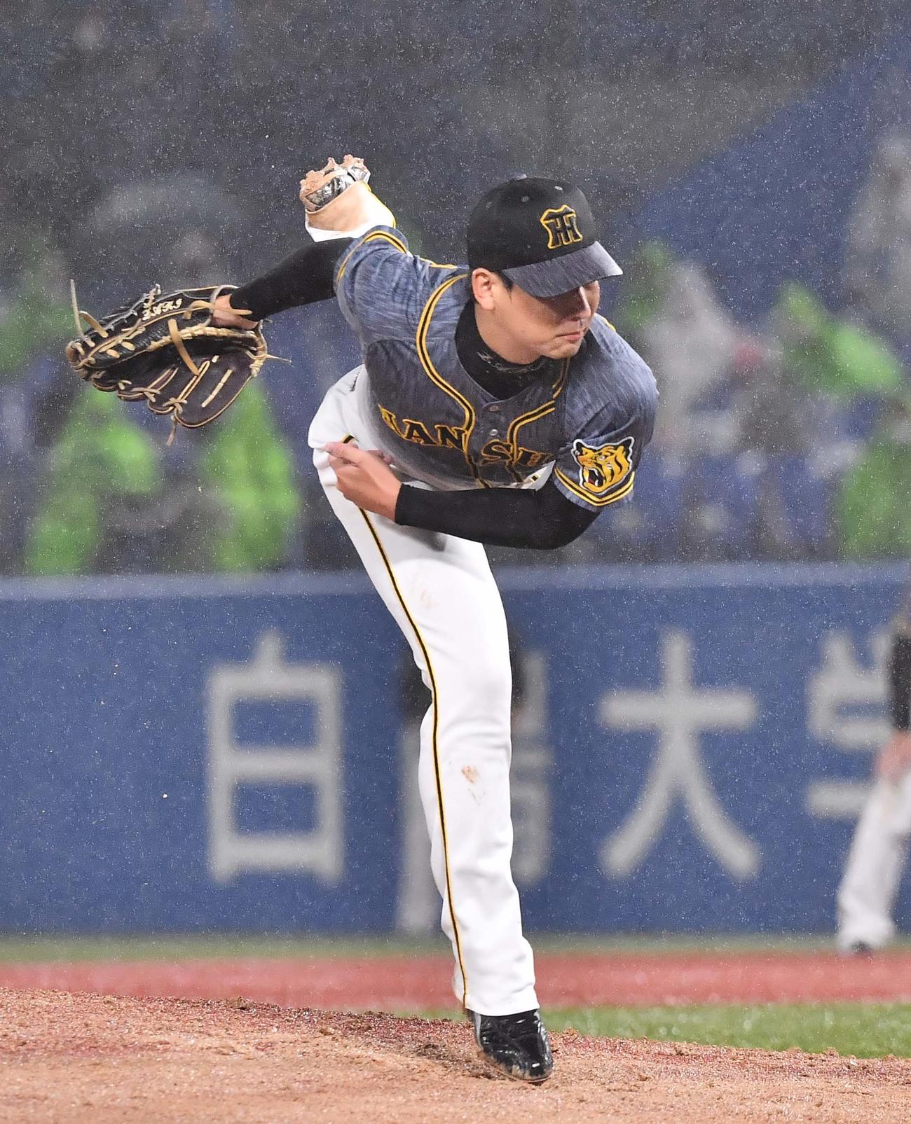 ヤクルト対阪神　阪神3番手の岩崎（撮影・上田博志）