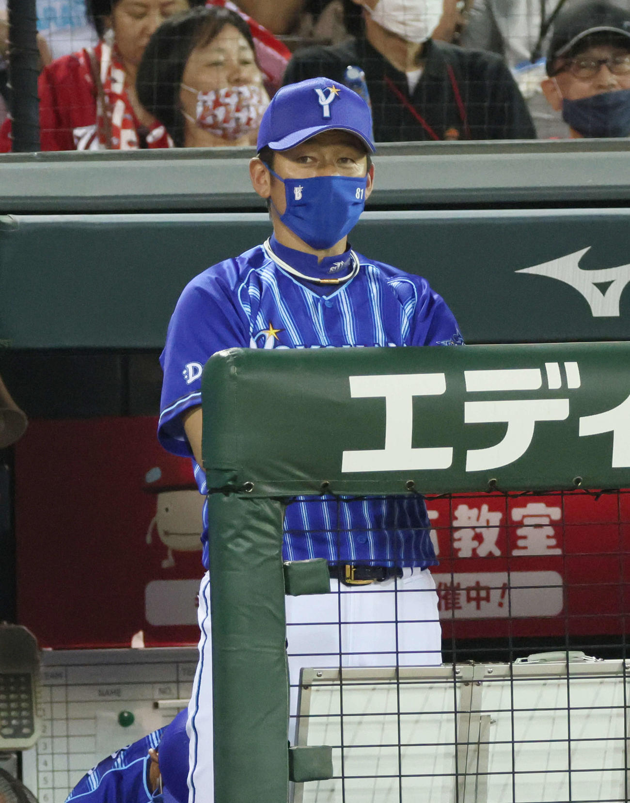 広島対DeNA 6回表DeNA、ベンチの三浦監督（撮影・加藤孝規）