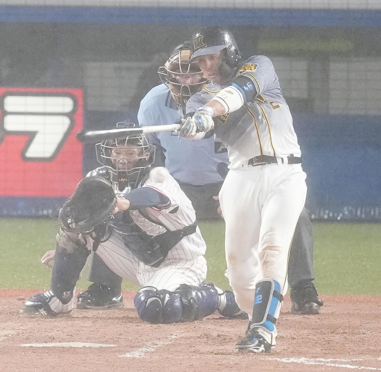 ヤクルト対阪神　8回表阪神2死一、三塁、左前に同点適時打を放つ梅野（撮影・菅敏）