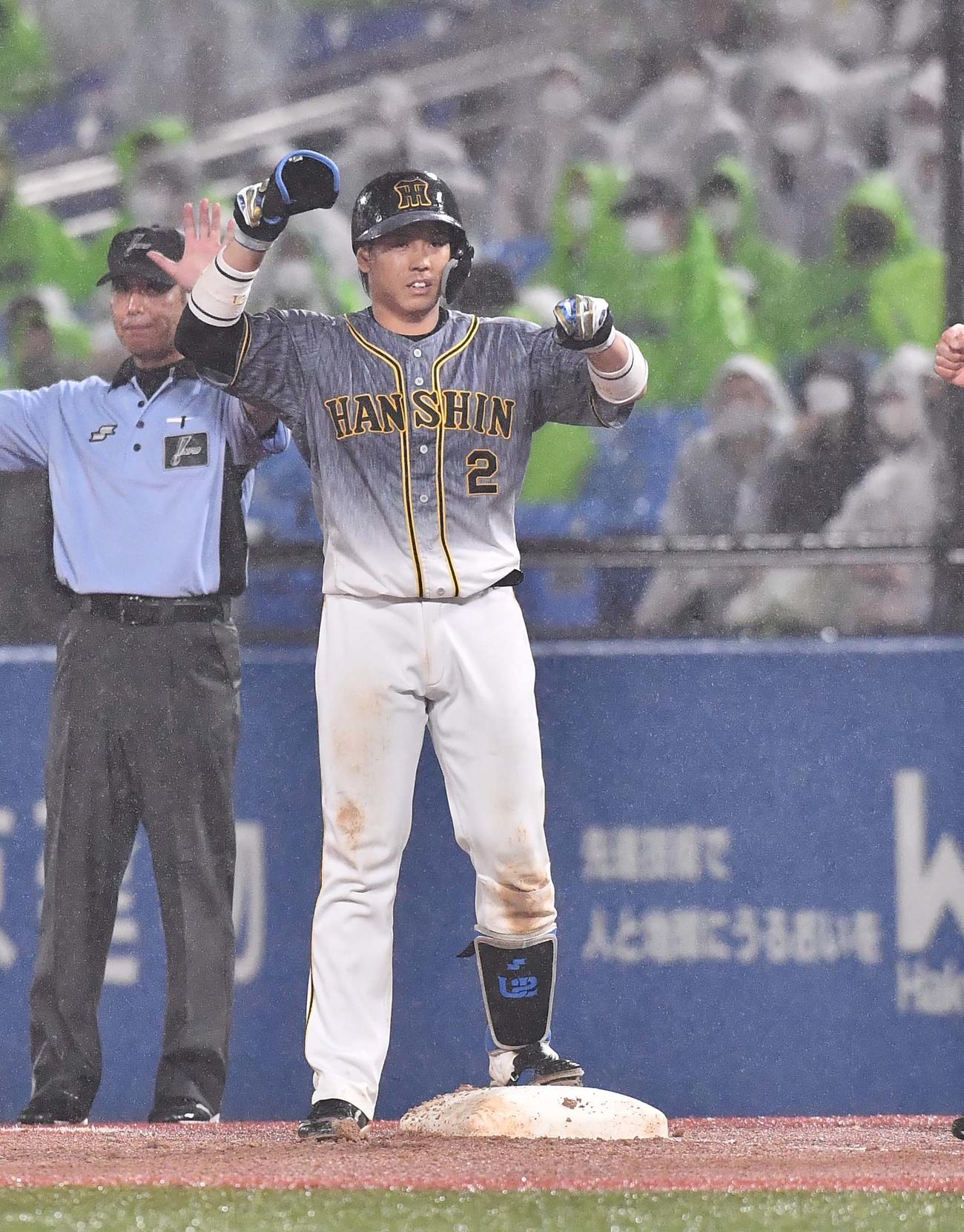 ヤクルト対阪神　8回表阪神2死一、三塁、左前に同点適時打を放ちガッツポーズする梅野隆太郎（撮影・上田博志）