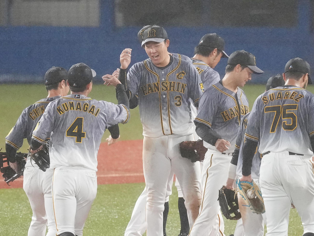 ヤクルトに勝利し、ナインとタッチをする大山（中央）（撮影・菅敏）