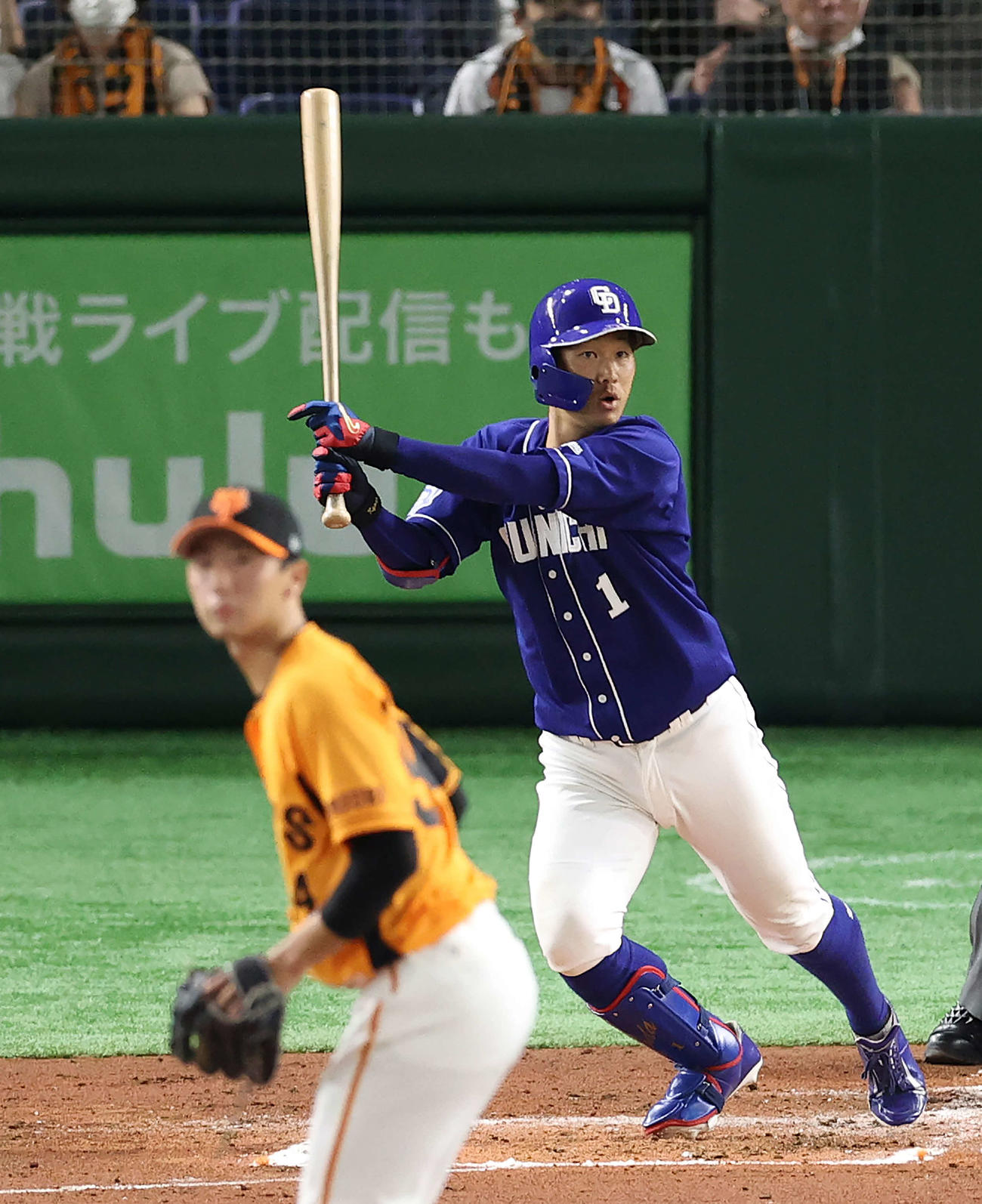 巨人対中日　3回表中日1死二塁、先制の適時打を放つ京田。投手直江（撮影・河野匠）